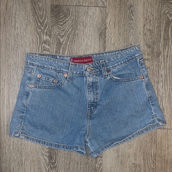 Vintage Levi’s Women's Blue Denim Shorts size 9 super low stretch 2 inch inseam - Picture 1 of 7